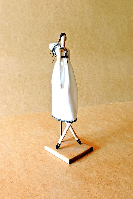 Подставка для кукол 