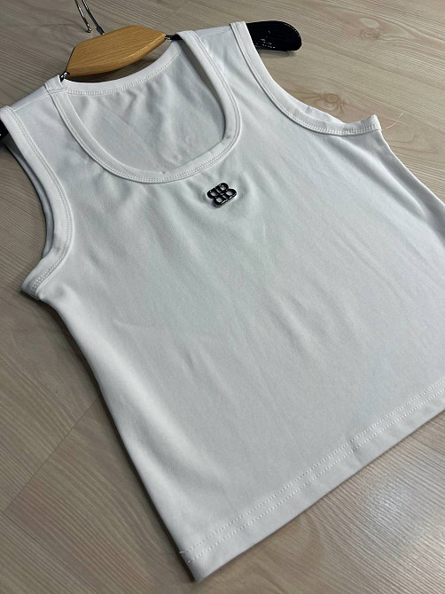 Майка женская A-N 25001 с широкими бретелями и металлическим значком буквы, белый, one size Киев - изображение 18