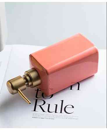 Стильний диспенсер для мила з кераміки на 320 мл, пляшка з дозптором для рідкого мила чи шампуню, Рожевий Кам'янець-Подільський