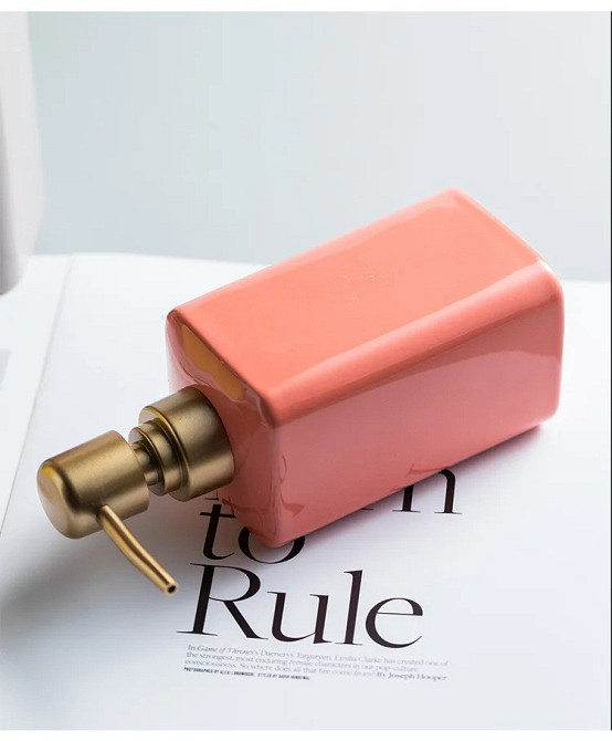 Стильний диспенсер для мила з кераміки на 320 мл, пляшка з дозптором для рідкого мила чи шампуню, Рожевий Кам'янець-Подільський - фото 2