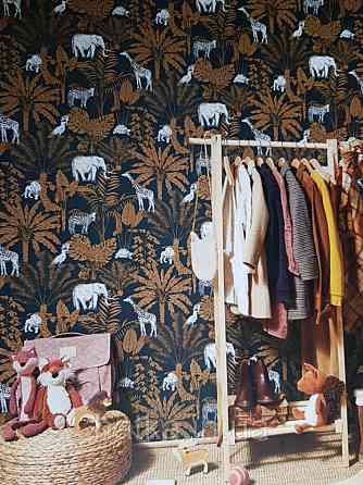 Шпалери флізелінові дитячі Caselio Our Planet джунглі рослини тварини слони, тигри жирафи папуги на синьому Київ