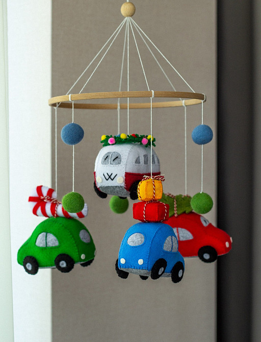 Дитячий музичний мобіль на ліжечко для немовлят WooolyWool «Святкові машинки» з 35 мелодіями Київ - фото 4