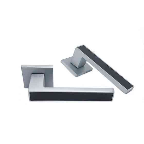 Ручка для дверей на квадратній розетці Кедр Ультра 21.810 MCP/BL хром матовий з чорною вставкою Київ