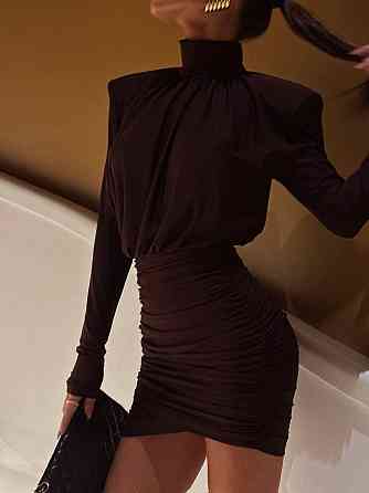 Жіноче елегантне вечірнє мініплаття з акцентними плечима та драпіруванням мікродайвінг Шоколад, 42/44 Одеса