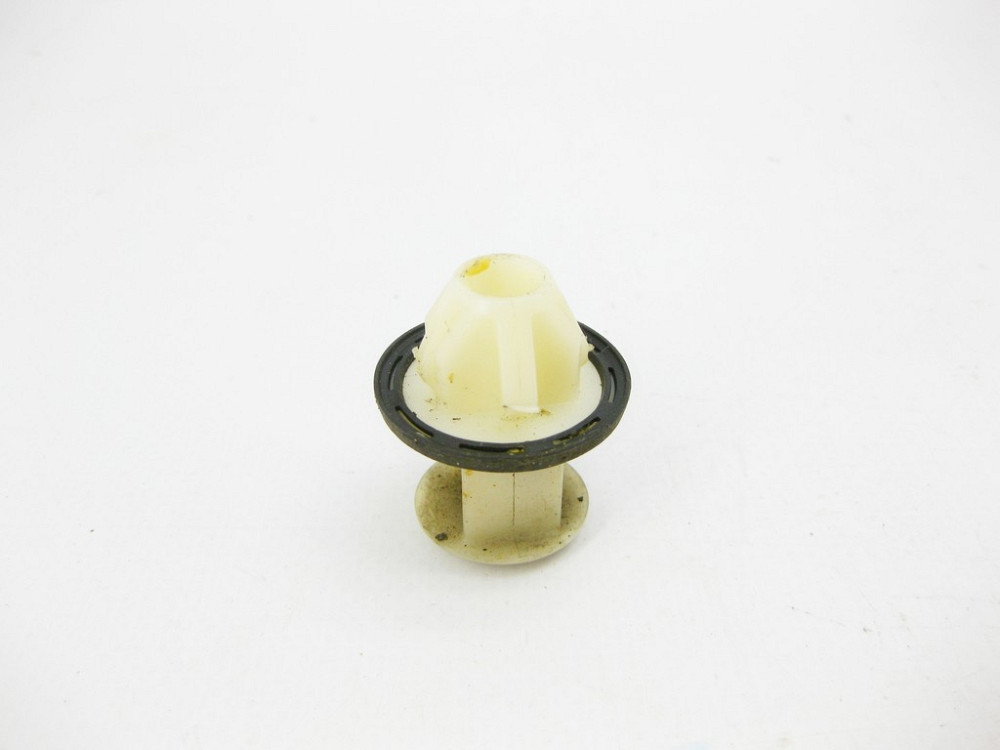 Mercedes-Benz  A0009917298 Кріплення зовнішнього пластикового порогу нижнє E-class W212 C-Class Estate S204 C-Class W204 C-Class Coupe C204 E-class S2 Одесса - изображение 1