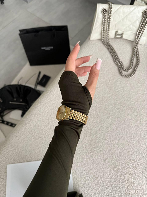 Стильный женский базовый лонгслив с надписью и вырезом под пальчик микродайвинг Хаки Одесса - изображение 3