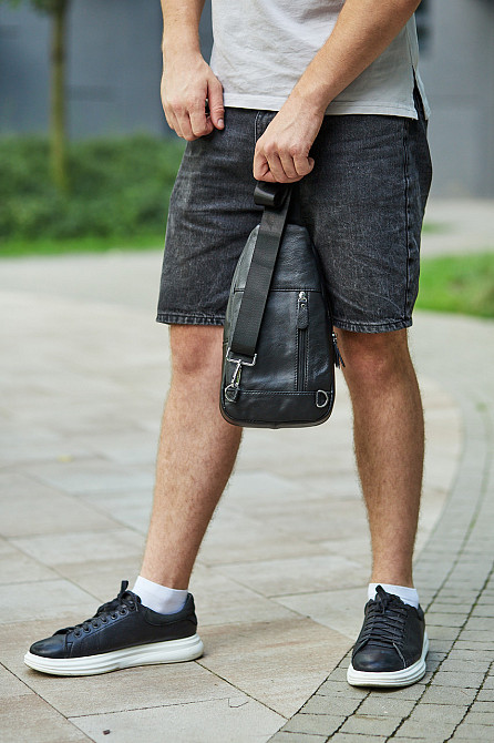 Мужская вместительная бананка 18х32х7, кожаная сумка рюкзак для прогулок Tiding Bag 7579 черная Каменское - изображение 17