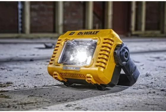 Профессиональный фонарь светодиодный аккумуляторный DeWALT DCL077: 12/18 V (без аккума и зарядки) Киев