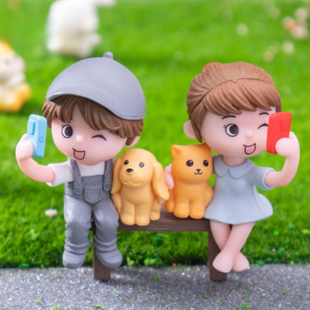 Набір фігурок Маленькі Блогери 5.2 х 4.1 см Хлопчик з песиком, дівчинка з котом та 2 лавки Одеса - фото 4