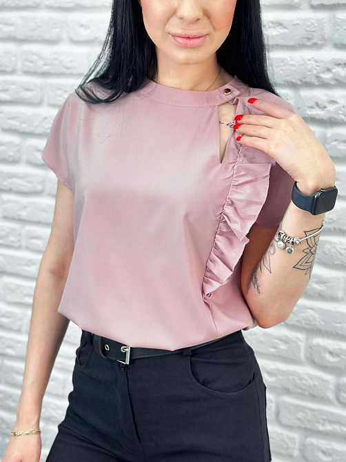 Женская блузка с оборкой 