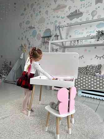 Детский столик белый и стульчик бабочка розовый. Столик с нишей для карандашей и разукрашек Киев