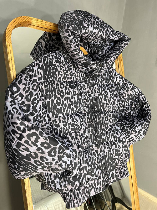 Куртка жіноча Lady Yep 9006 коротка з капюшоном леопардовий принт на резинці демісезонна сіра, сірий Одеса - фото 8