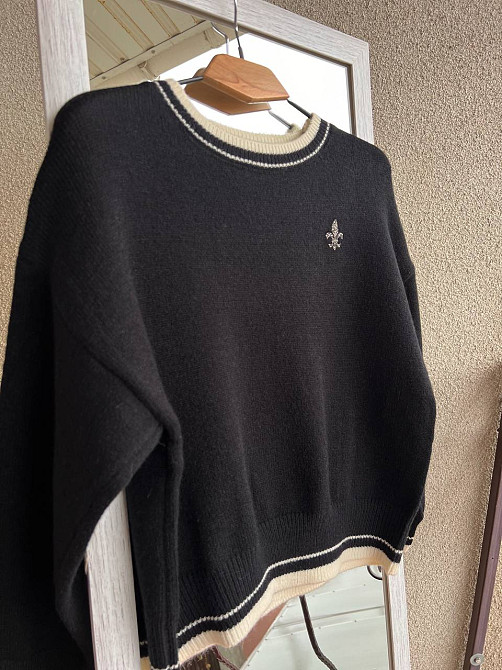 Светр жіночий A-N 6101 широкий оверсайз прикраса вензель попереду з камінням, чорний, one size Київ - фото 12