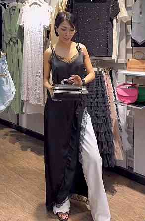 Женское эффектное платье на бретелях с глубоким вырезом по ножке итальянский шелк Черный, 54/56 Одесса