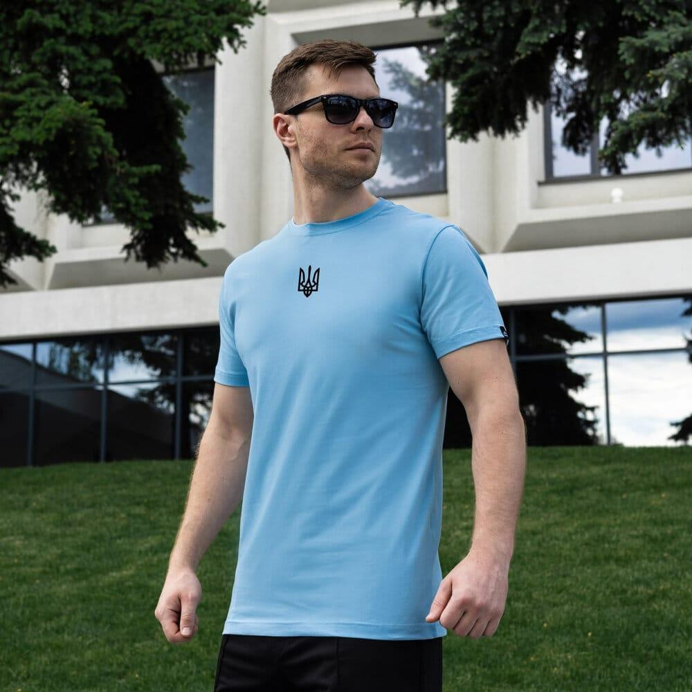 Футболка мужская однотонная голубая Pobedov Peremoga - наклейка Герб 4см чорна Киев - изображение 1