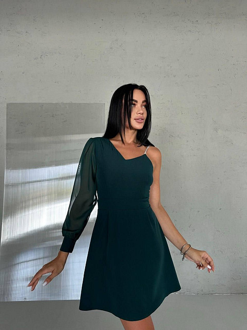 Женское праздничное мини платье на одно плечо костюмка с шифоновыми рукавами Изумрудный, 42 Одесса - изображение 1