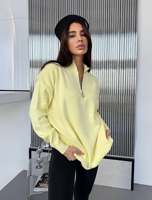 Жіночий стильний подовжений оверсайз светр зі змійкою в'язання 50% котон/50% акрил Лимонний Одеса - фото 4