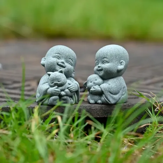 Міні статуетка Будда-монах з котиком – натуральний камінь, 4,3×3,3×3,8 см, декор для дому/офісу/авто, подарунок Київ