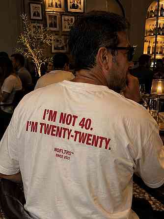 Футболка з принтом "I'm Not 40. I'm Twenty-Twenty" Бежевый, S Чернівці