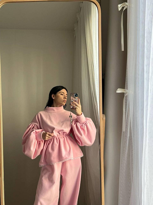 Женский костюм двойка: объемный свитшот с сборкой на талии и свободные брюки велюр Одесса - изображение 5