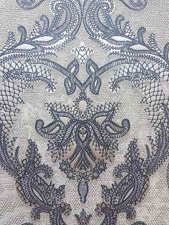 Шпалери вінілові на флізеліні AdaWall Seyyah 1.06х10 вензелю великі структурні сині зі сріблом на сірому Київ