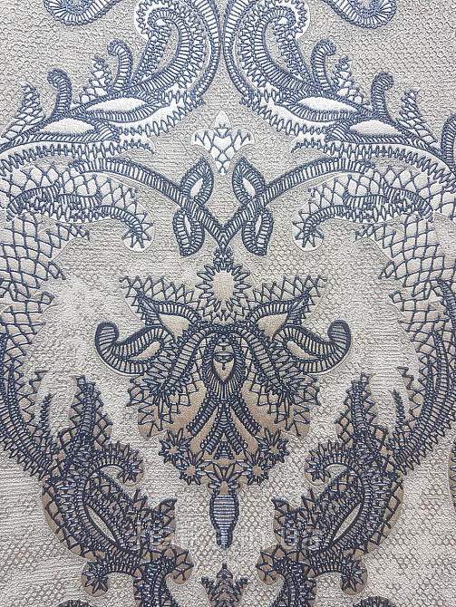 Шпалери вінілові на флізеліні AdaWall Seyyah 1.06х10 вензелю великі структурні сині зі сріблом на сірому Київ - фото 3