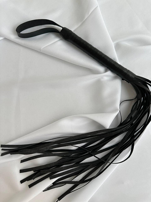 Плетка для ролевых игр кожаная короткая Плеть с рукояткой для BDSM многохвостая черная Одесса - изображение 9