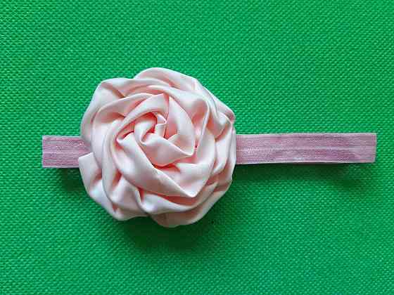 Пов'язка дитяча з трояндочкою персикового кольору - квітка 8см, окружність 36-52см Київ