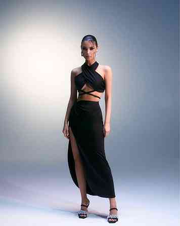 Женский привлекательный костюм двойка: топ-хомут и юбка с разрезом крепдайвинг Черный, 44/46 Одесса