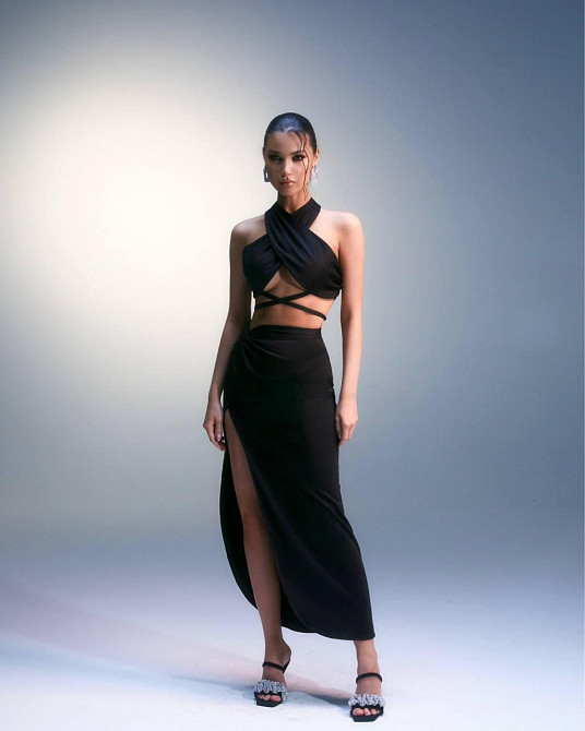 Женский привлекательный костюм двойка: топ-хомут и юбка с разрезом крепдайвинг Черный, 44/46 Одесса - изображение 4