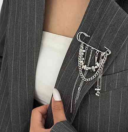 Брошка булавка з ланцюжками срібляста, декоративна шпилька на одяг, стильний аксесуар унісекс Київ