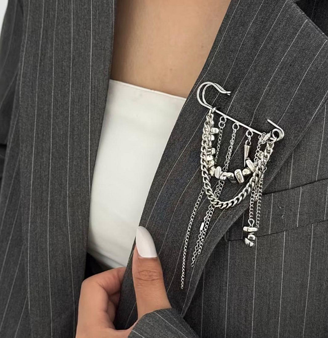 Брошь булавка с цепочками серебристая, декоративная булавка на одежду, стильный аксессуар унисекс Киев - изображение 1