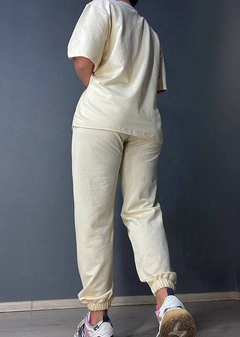 Костюм жіночий CAPPITONE 3161 оверсайз футболка та джогери з написом бежевий, бежевий, M Київ - фото 9