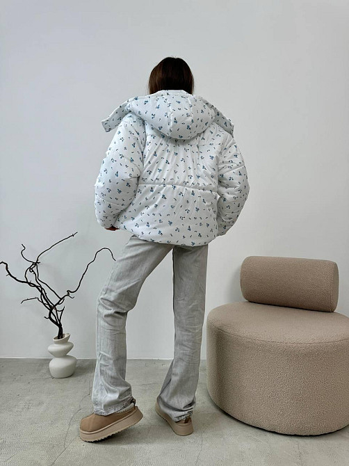 Жіноча куртка з капюшоном у квітковий принт плащівка на синтепоні Білий Одеса - фото 6