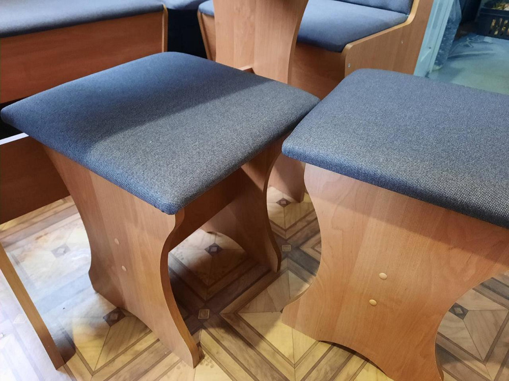 Маленький узкий обеденный кухонный уголок на кухню с раскладным столом и мягкими табуретками Ольха Львов - изображение 6