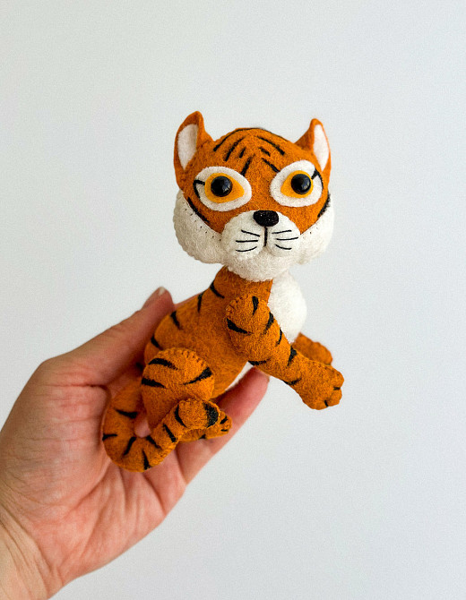 М’яка фетрова іграшка тигр ручної роботи – безпечна розвиваюча іграшка Київ - фото 1
