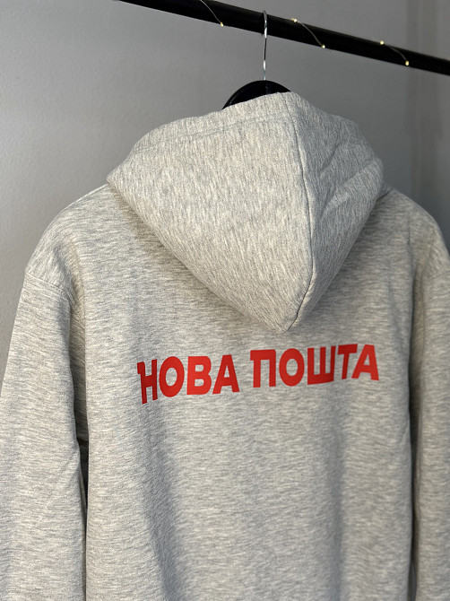 Сіре худі з логотипом «Нова пошта» та принтом на спині Чернівці - фото 2