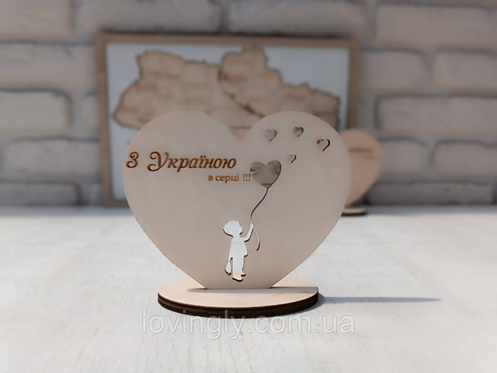 Деревянная табличка на подставке 