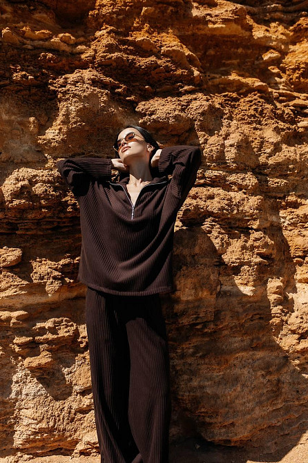 Женский повседневный оверсайз костюм двойка: кофта и штаны трикотаж пума рубчик Шоколад Одесса - изображение 5