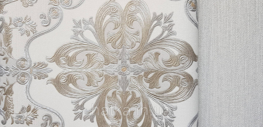 Шпалери вінілові на флізеліні AdaWall Seyyah 1.06х10 вензелю квіти фігури структурне золото срібло на білому Київ - фото 3