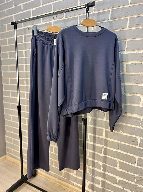 Костюм жіночий CREP 82287 біфлекс світшот резинка нашивка та брюки палаццо широкі від стегна графіт, Одеса - фото 6