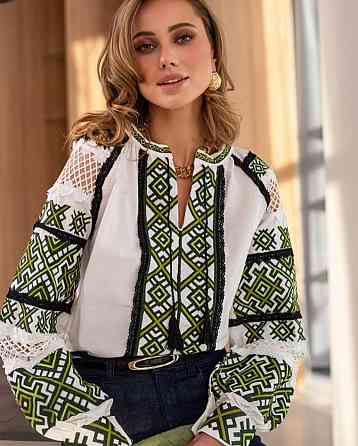 Жіноча сучасна вишиванка у традиційному стилі з зеленою вишивкою домотканий льон Одеса