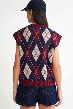 Женский теплый оверсайз жилет с геометрическим орнаментом Бордо Одесса