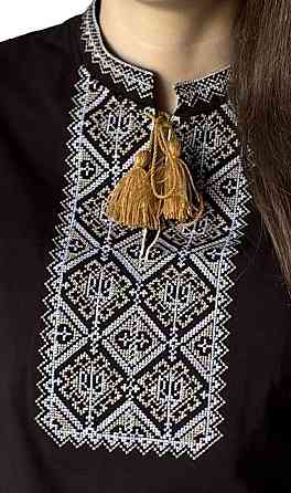 Жіноча вишита футболка чорна з коміром стійкою і Тризубом в орнаменті Київ