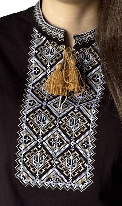 Жіноча вишита футболка чорна з коміром стійкою і Тризубом в орнаменті Київ - фото 2