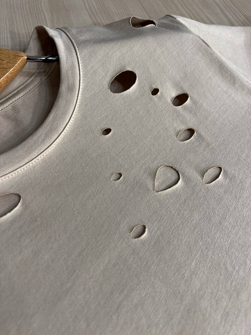 Футболка жіноча A-N 2528 з порізами one size, бежевий, one size Київ - фото 4