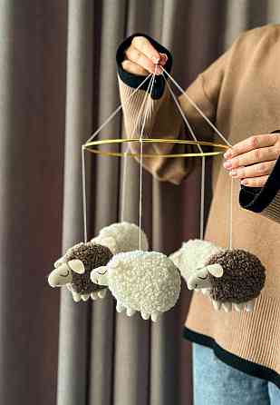 Дитячий мобіль на ліжечко для немовлят ручної роботи WooolyWool «Баранці» Київ