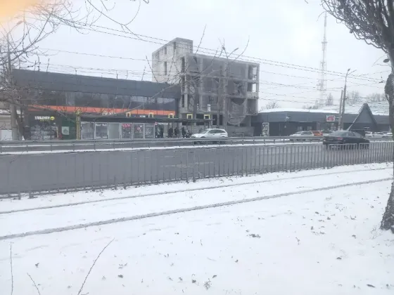 Зупинка на Гагаріна 40 (біля Атб, через дорогу Нео-Плаза). Гарний автомобільний і пішохідний трафік Дніпро