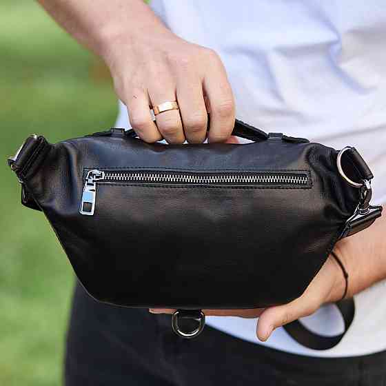 Стильна чоловіча бананка з натуральної гладкої шкіри 22х27х8, рюкзак нагрудний з принтом NM-58744 чорний Київ