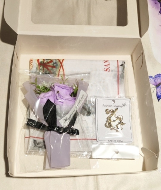 Набір подарунковий: шарф з магнітною застібкою, мило-букет і брошка знак зодіаку в подарунковій коробці Сміла - фото 2